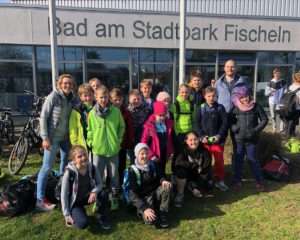 Auf dem Foto sind die Mädchen und Jungen aus den Jahrgängen 5 und 6, Betreuer sind Kai Sauer und Lea Rodies.