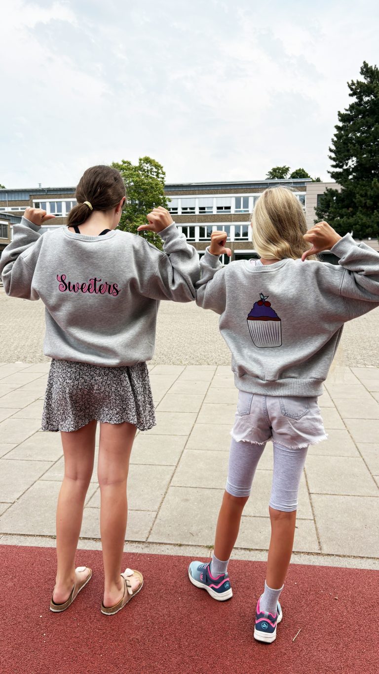 Die Mode-Design-AG präsentiert ihre selbstgenähten „Sweeters“